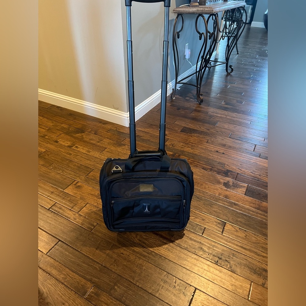 Travelpro Crew Black 16" Wheels Carry on tote